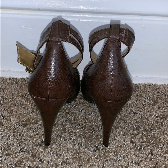 Christian Siriano brown snakeskin peep toe heels - Picture 4 of 5